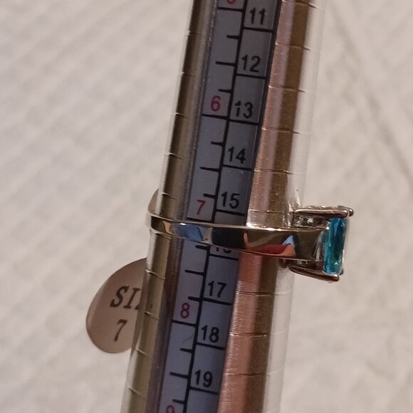 Blue Topaz Silver Solitaire Fashion Ring Size 7 NWOT - Picture 10 of 11